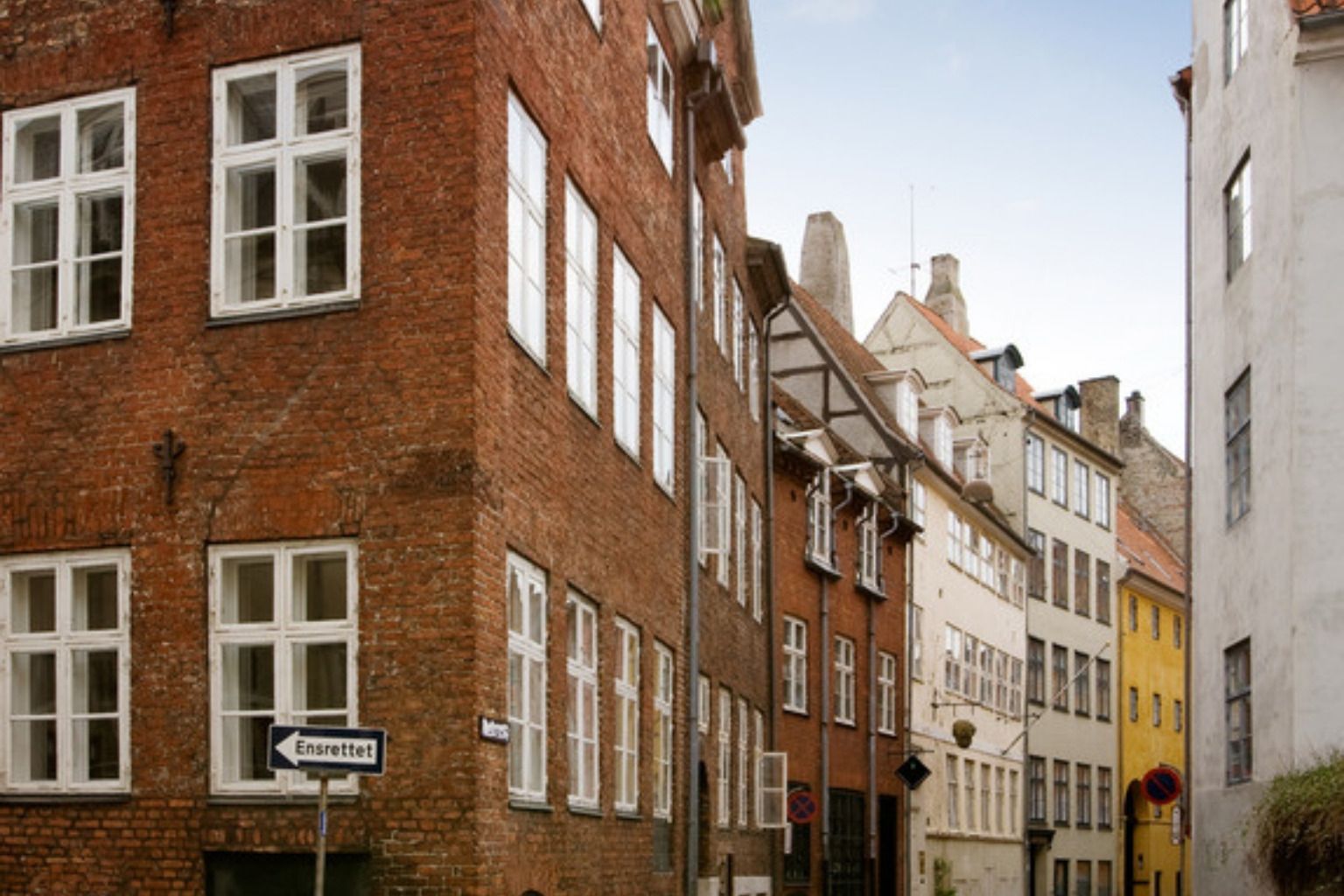 Gammel gade med ejendomme i røde mursten i København