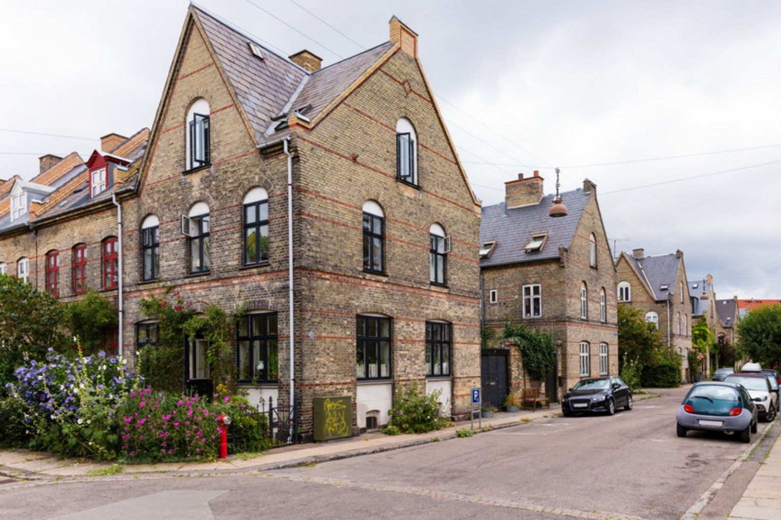 Ældre huse i mursten langs en stille gade