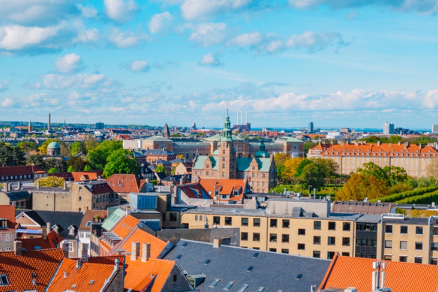 Udsigt over tage i København med Rosenborg Slot